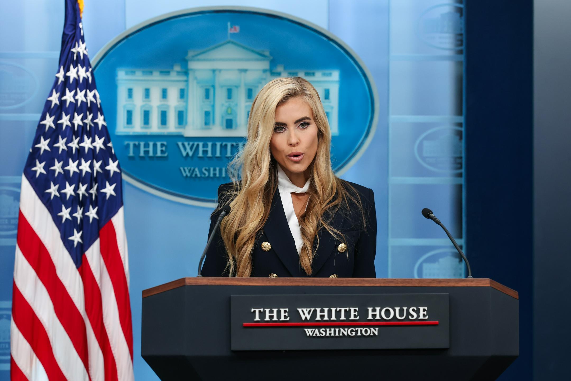 Trump po petih dneh odpustil novo tiskovno predstavnico Bele hiše Katie Zacharia
