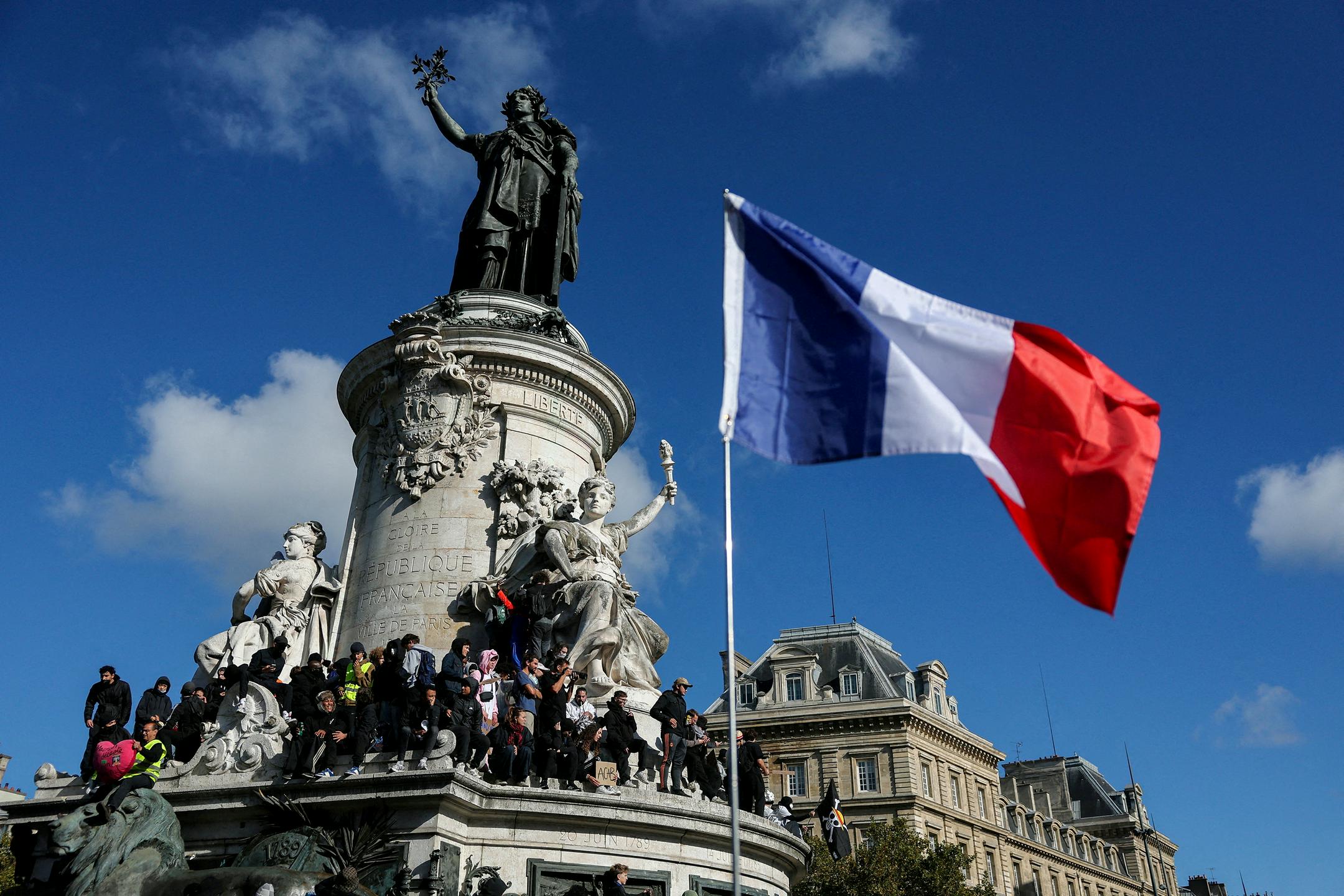 V Franciji policija uporabila solzivec na protestih proti draginji