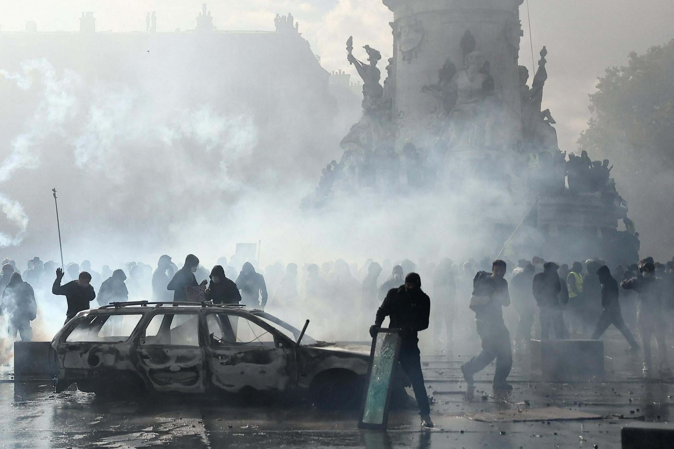 V Franciji so se protesti proti draginji ponekod sprevrgli v spopade s policijo