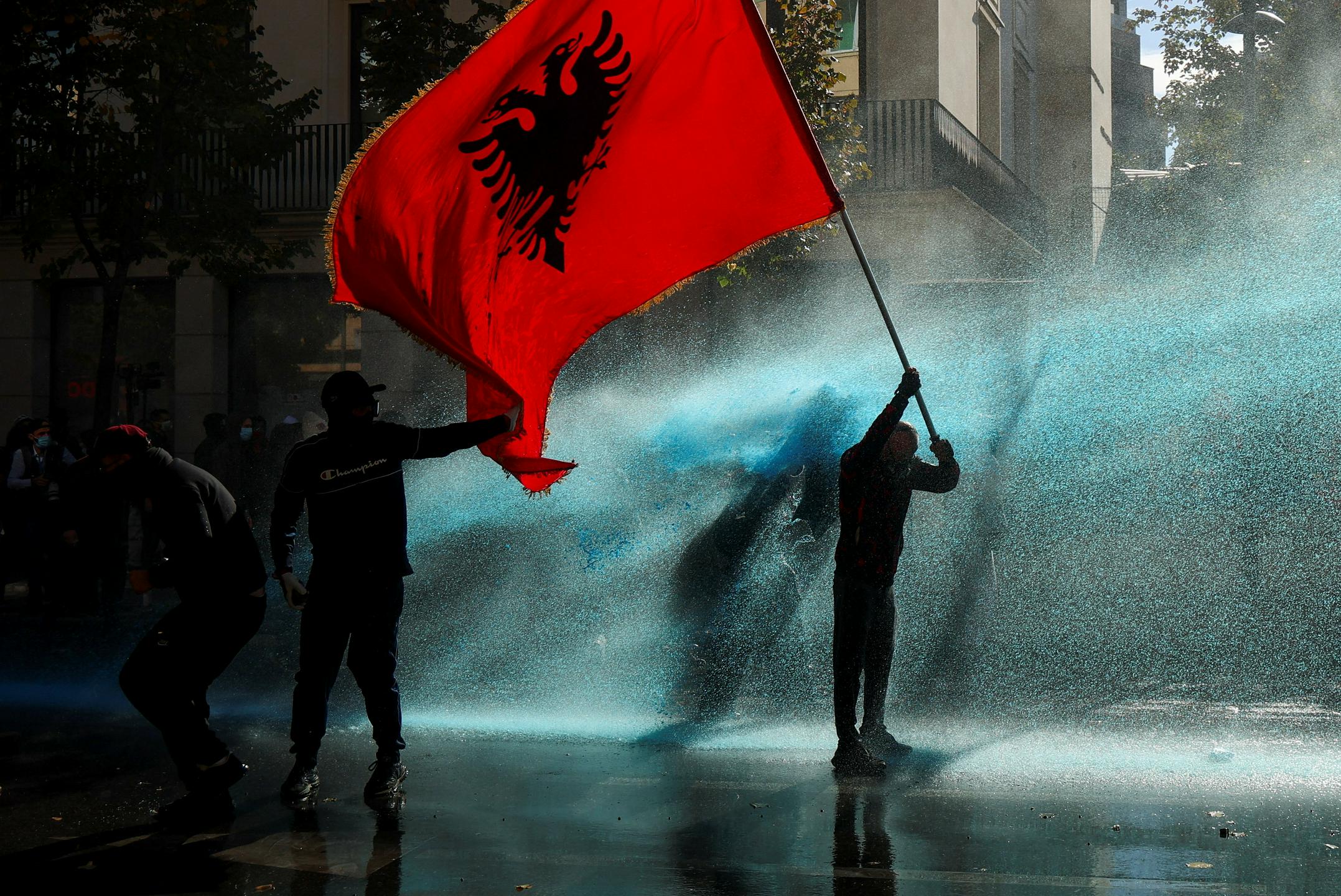 Protesti tudi v Albaniji: policija uporabila šok granate, solzivec in vodni top