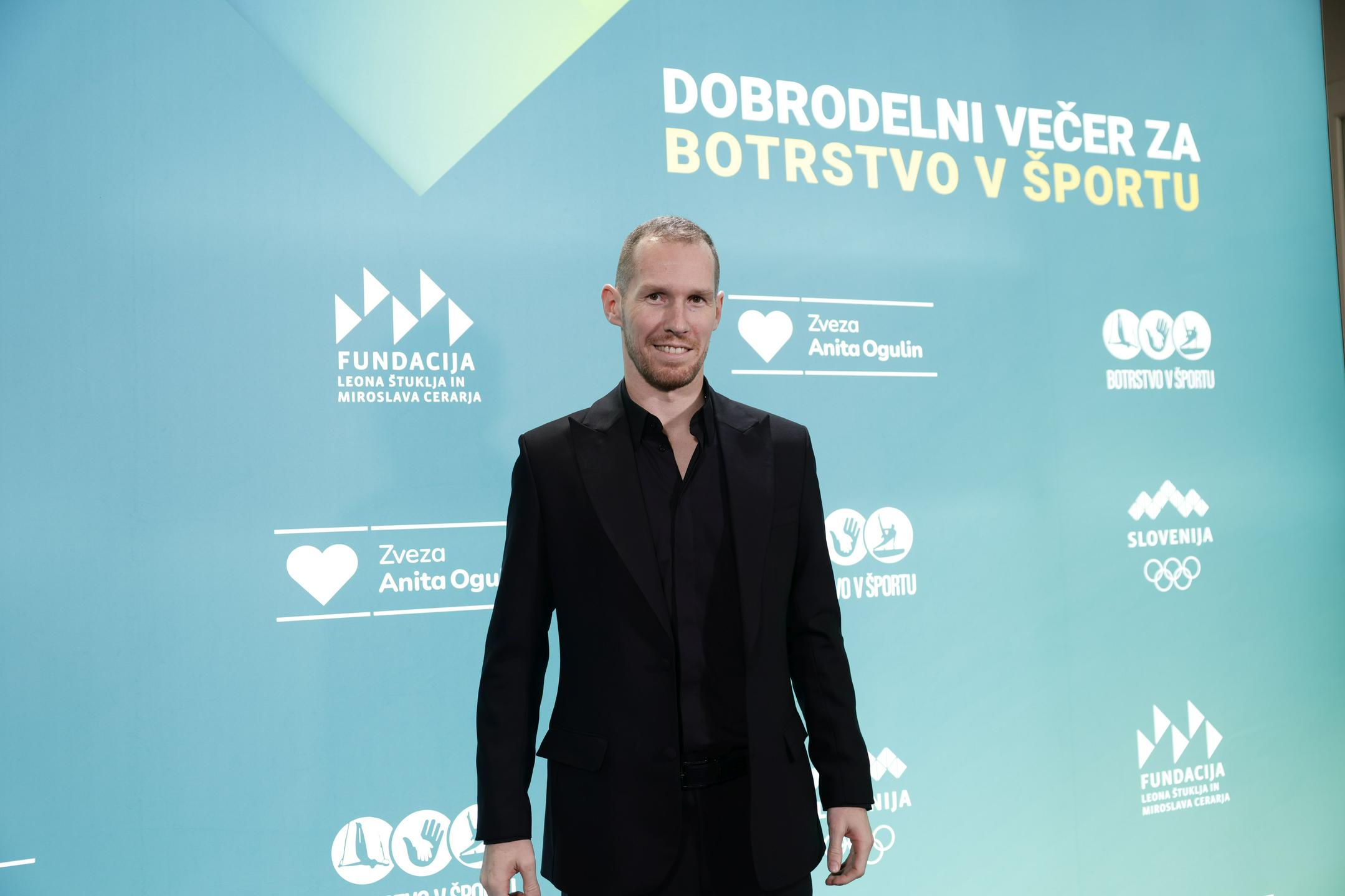 Dobrodelni večer OKS-ja: Tine Urnaut mesto ambasadorja predal Anžetu Kopitarju