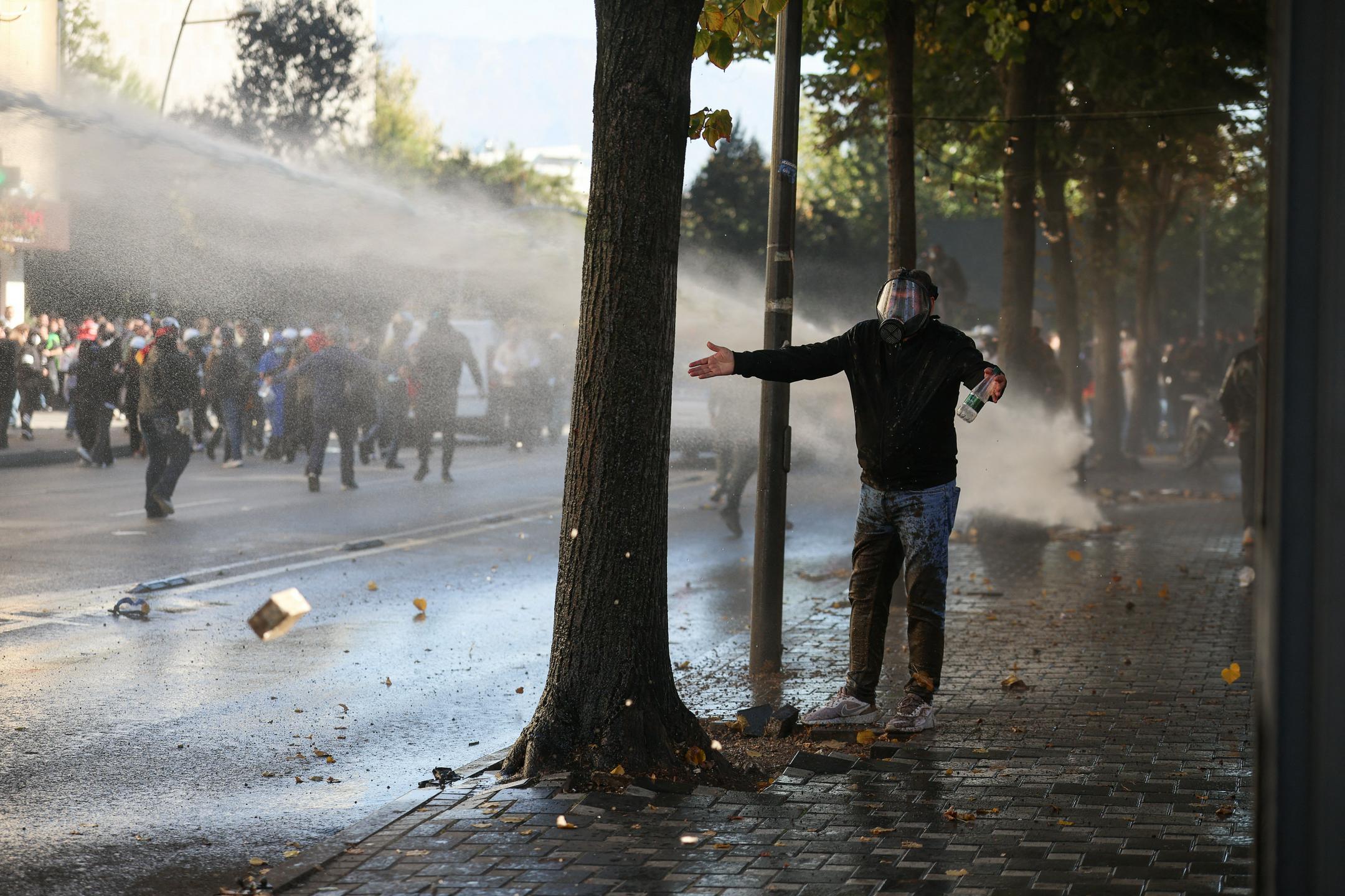 Rama po nasilnih protestih v Tirani obljublja višje plače policistom