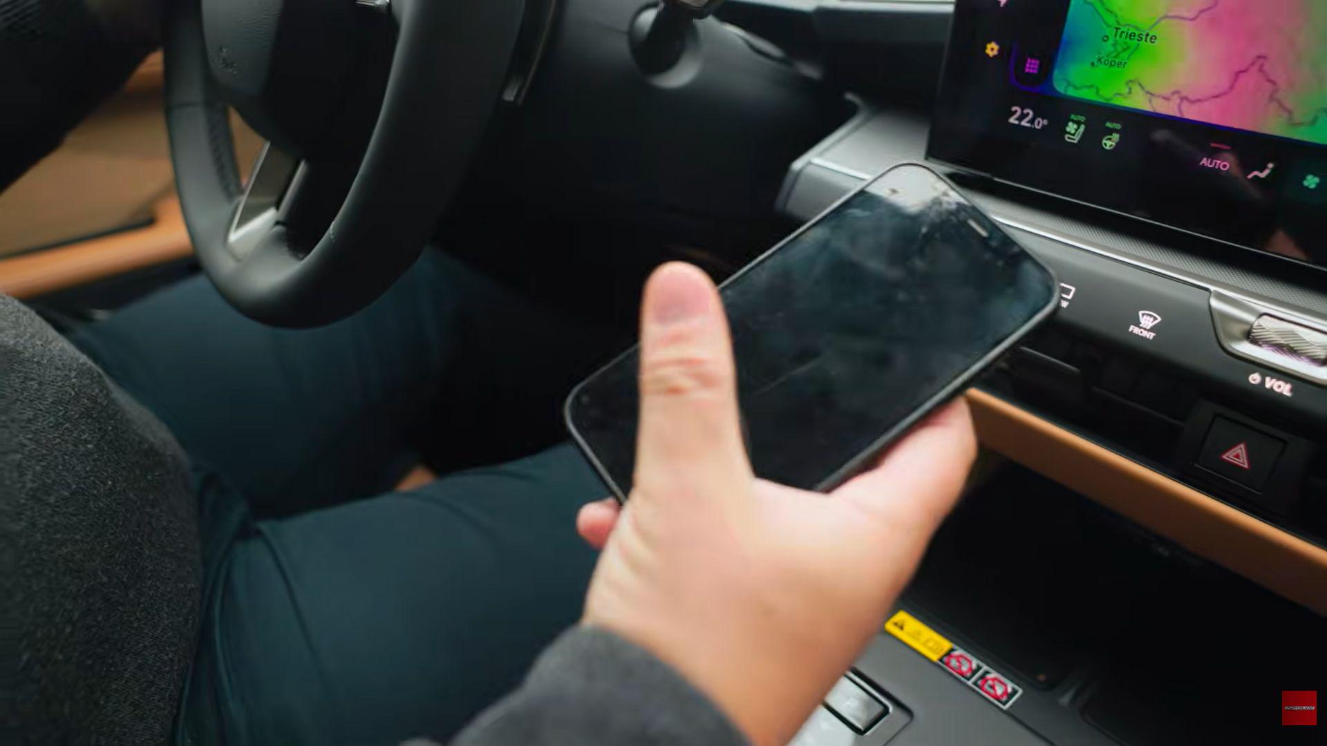 Telefon za volanom: bo prepoved popolna?