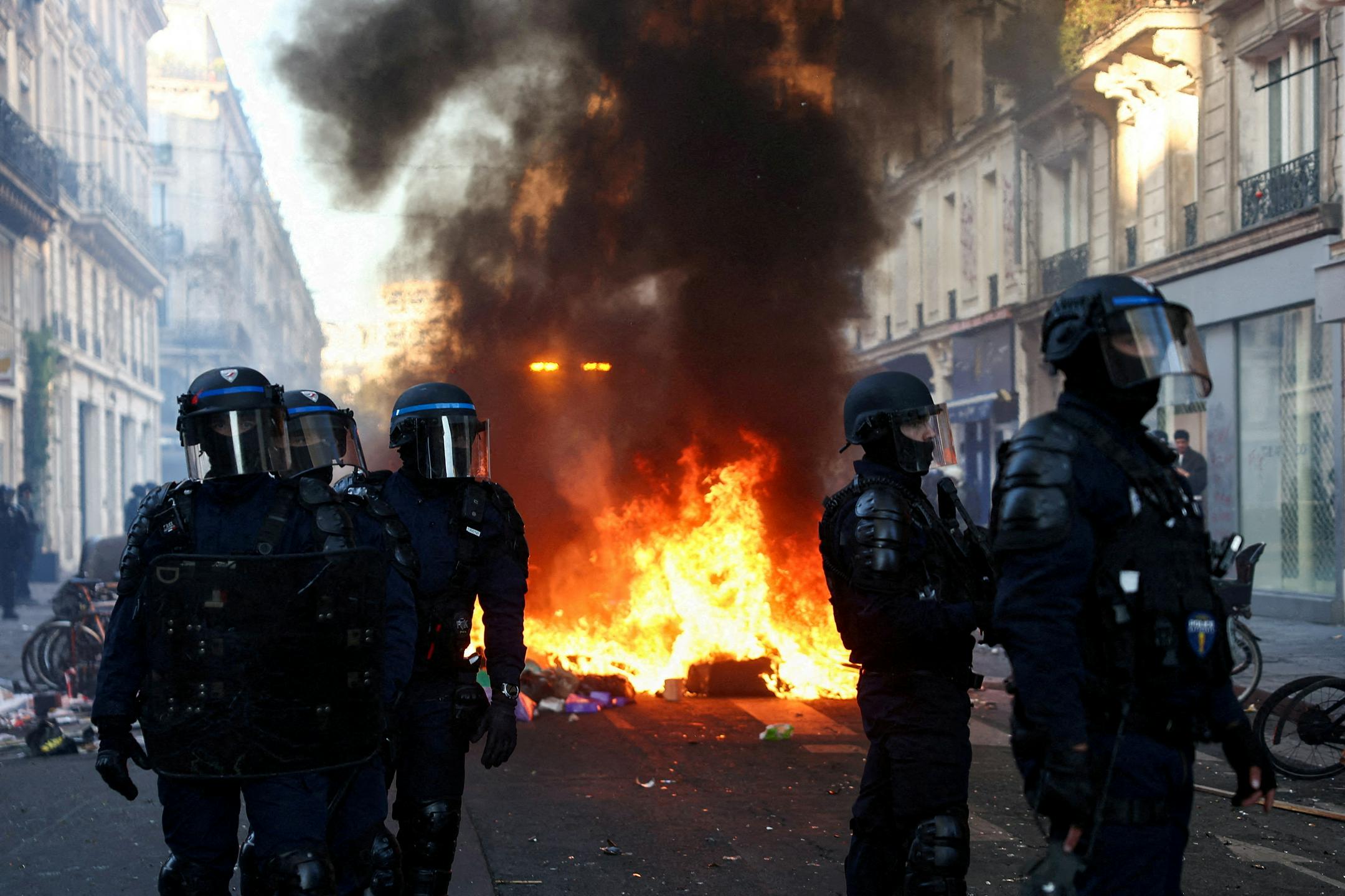 Francoski premier: Ciljno usmerjene policijske ure so prispevale k mirni noči