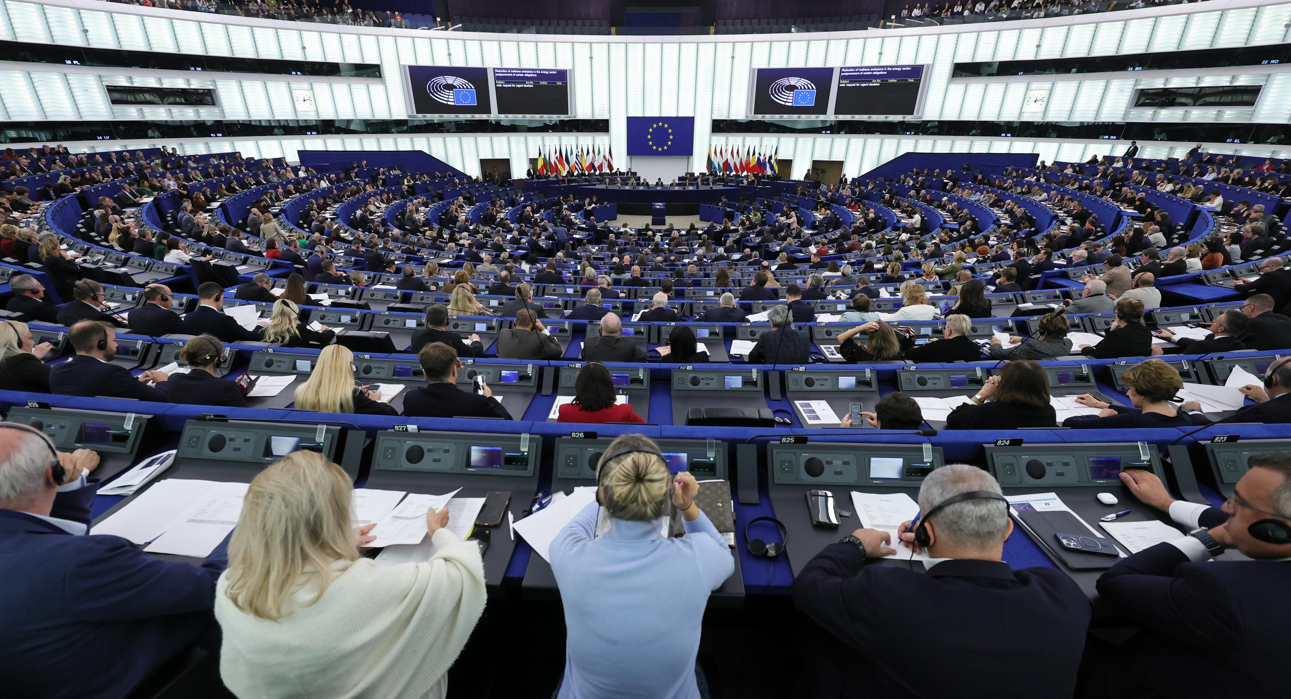 Evropski poslanci: EU mora odločneje zaščititi Mednarodno kazensko sodišče