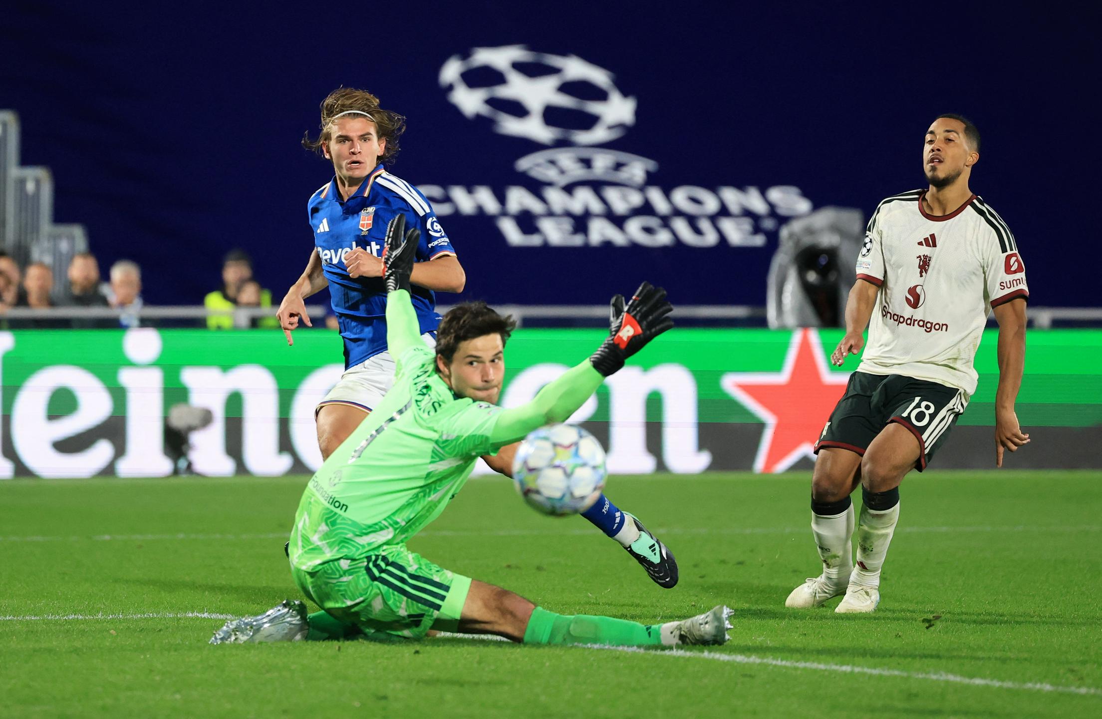 Brodolom rdečih vragov v Comu; ob 21.00 derbi Bayern – Arsenal