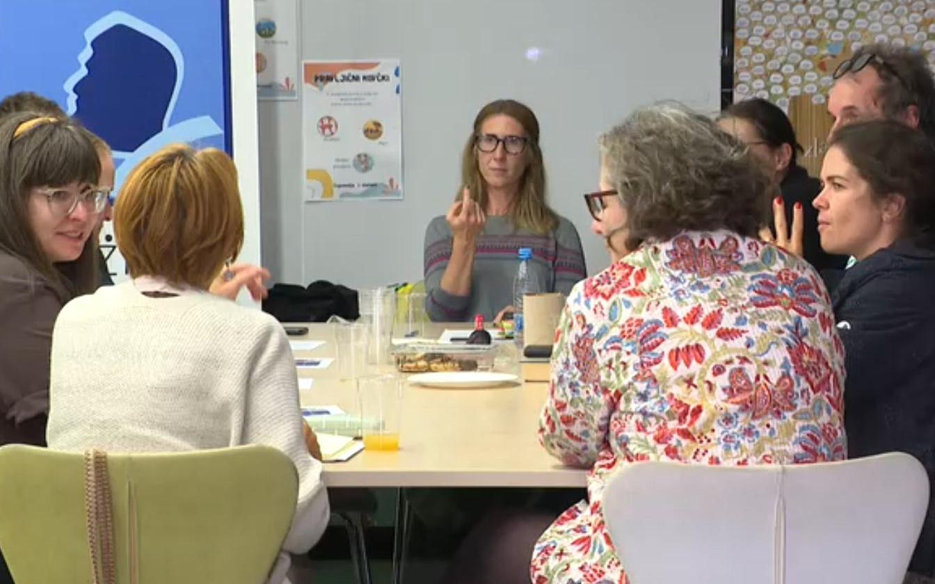 Bralni klubi: druženje, debatiranje, neformalno izobraževanje