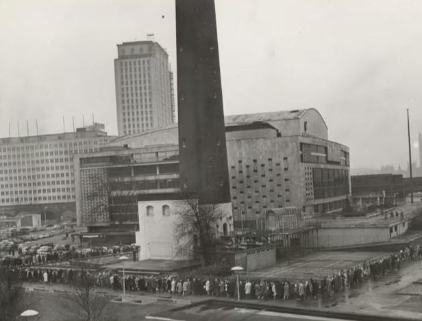 Le Corbusier ga je imenoval dobra šala, drugi pa so avditorij primerjali z razmetano hišo po ropu