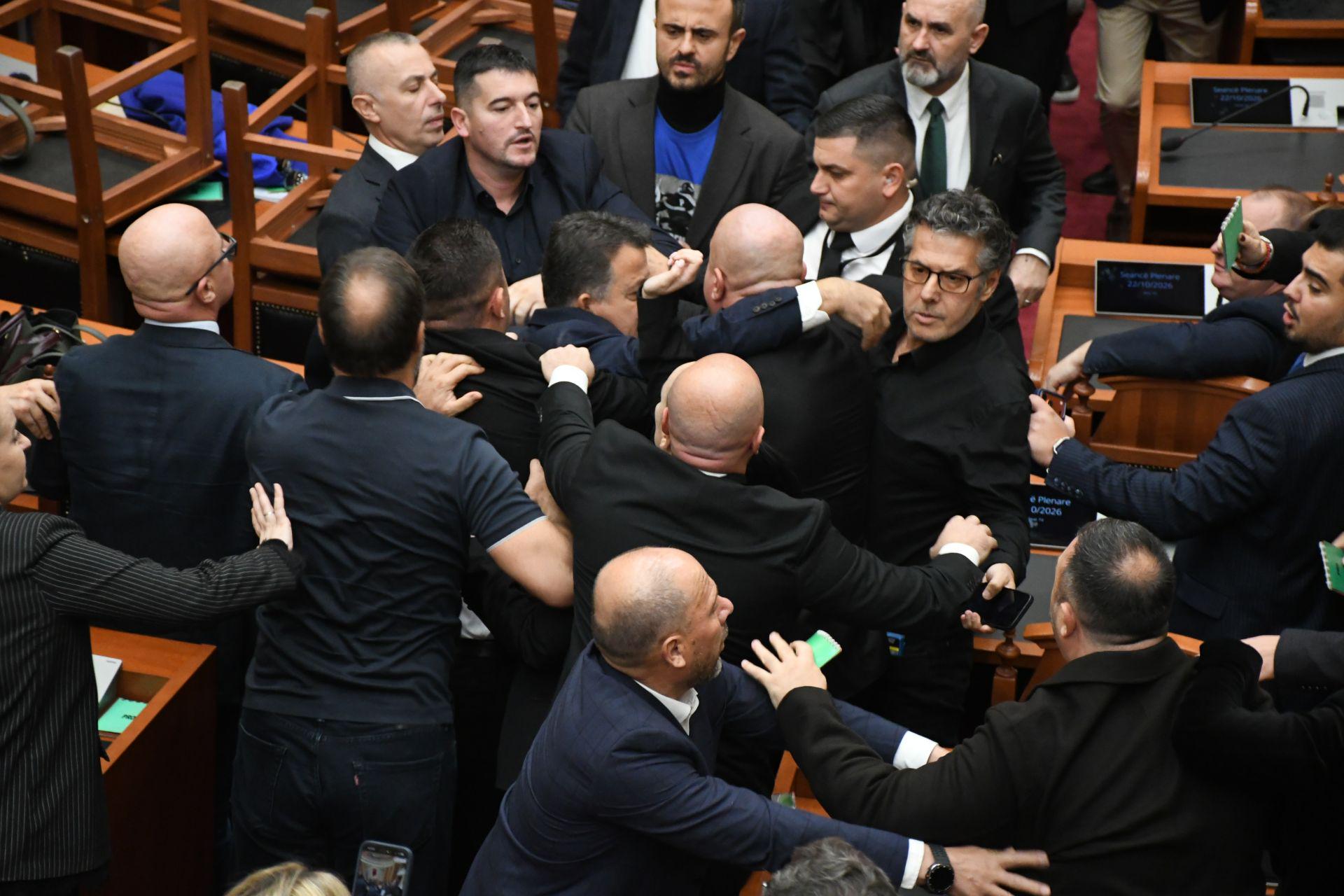 Po obtožbah o nasilju nad protestniki prerivanje med poslanci v albanskem parlamentu