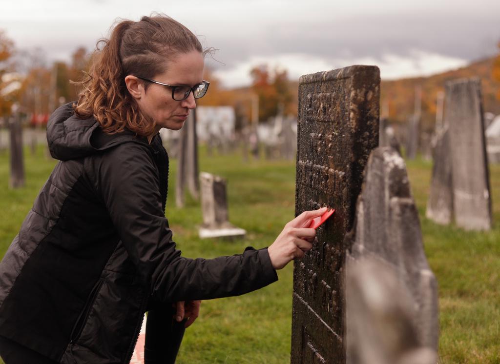 Morbidni konjiček Američanke: Čisti stare nagrobnike in raziskuje zgodbe pokopanih