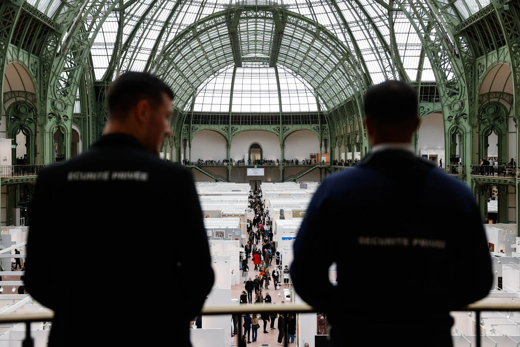 Pariški muzeji po sobotnem zaprtju znova odpirajo vrata, sejem Art Basel Paris predčasno končan