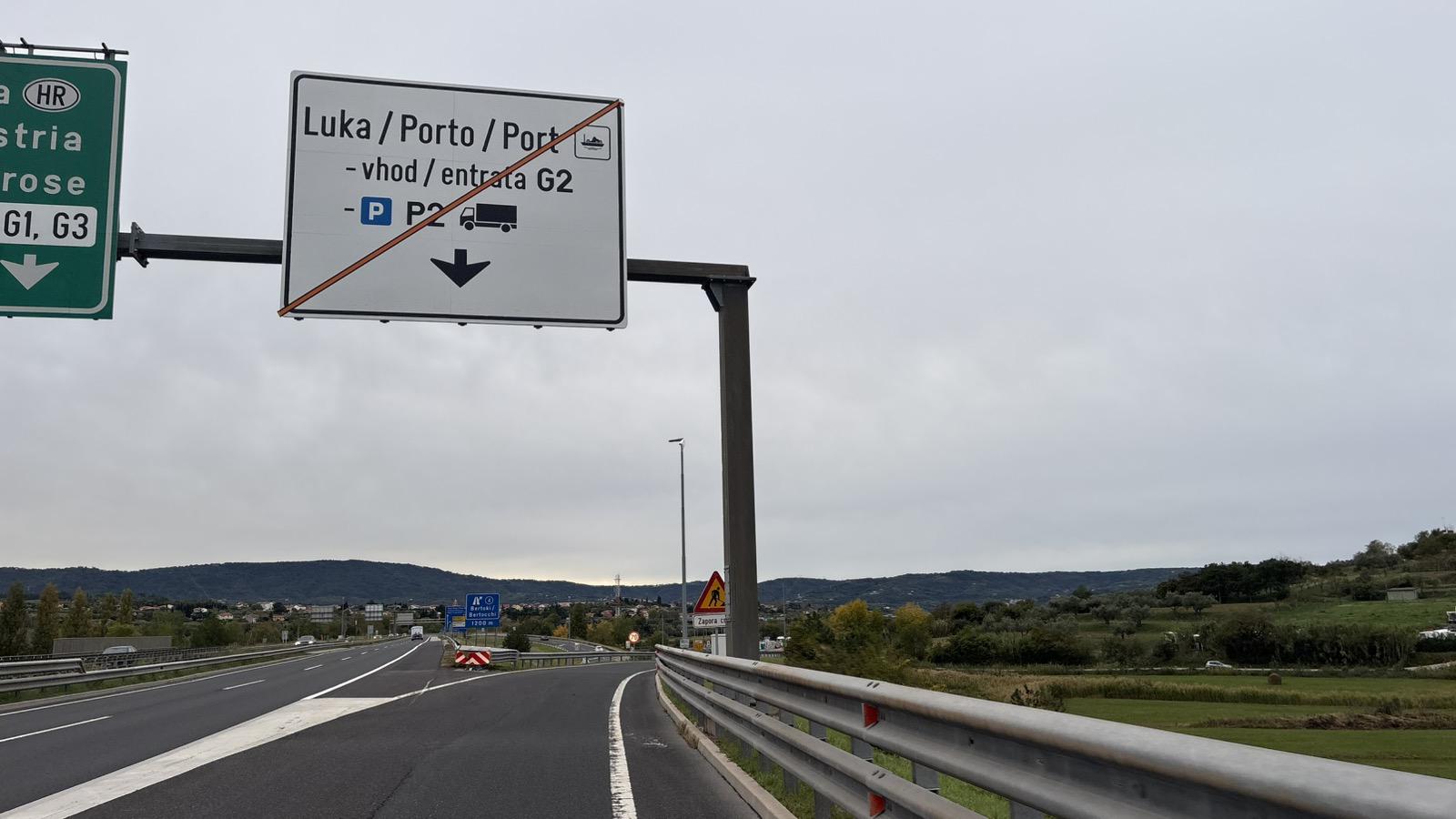 Tovornjaki proti pristanišču končno po serminski vpadnici