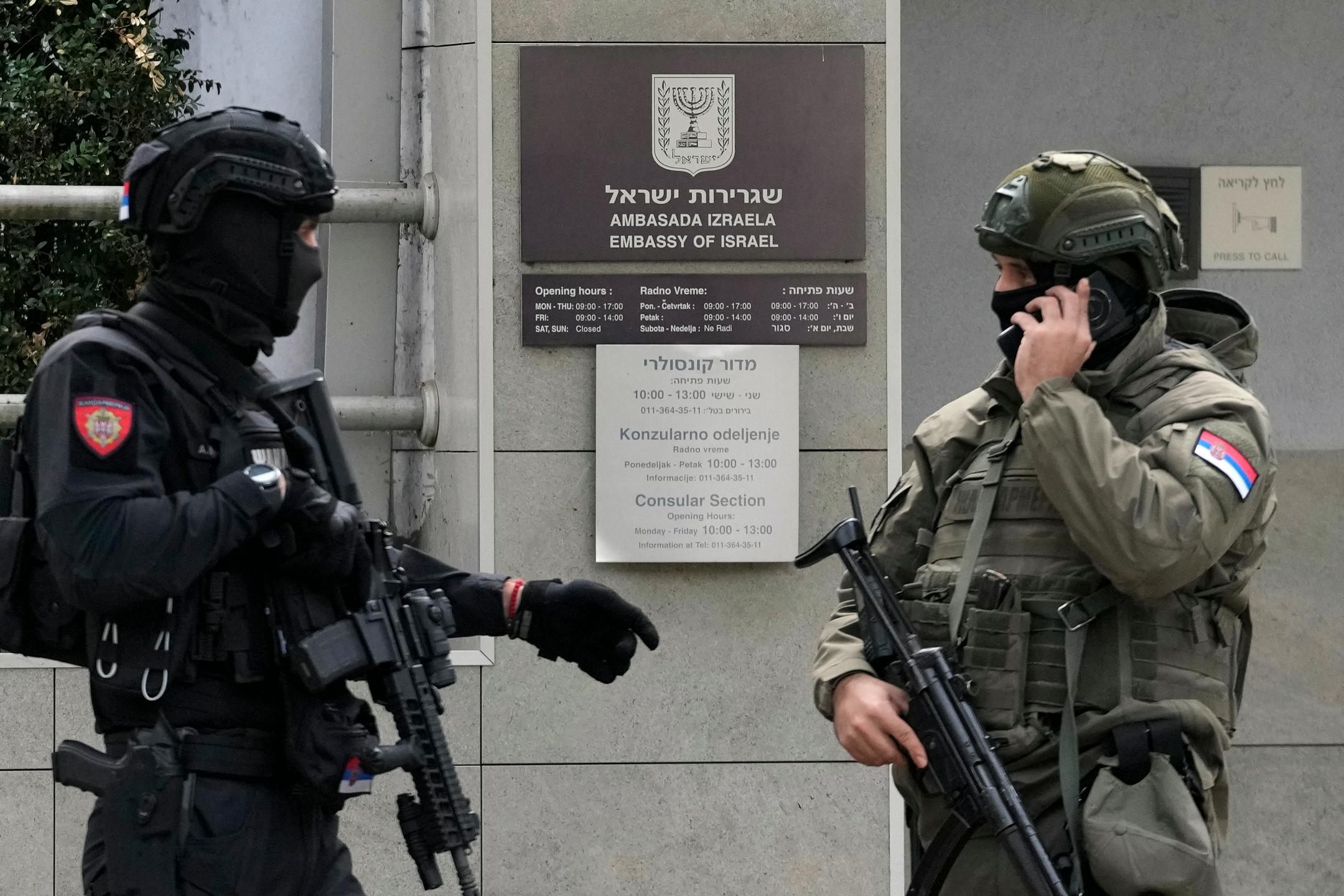 Policist pred izraelskim veleposlaništvom v Beogradu ubil napadalca z nožem