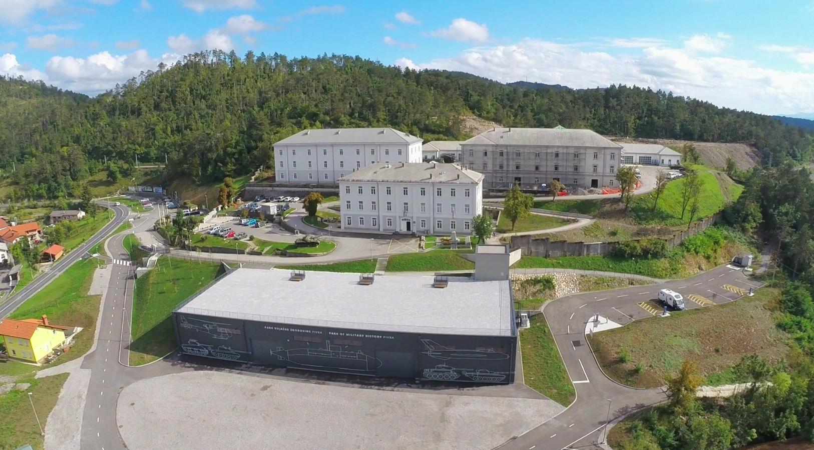 Svet velikih zveri, skrivnosti presihajočih jezer, vojaške zgodovine, pohodništva in še česa