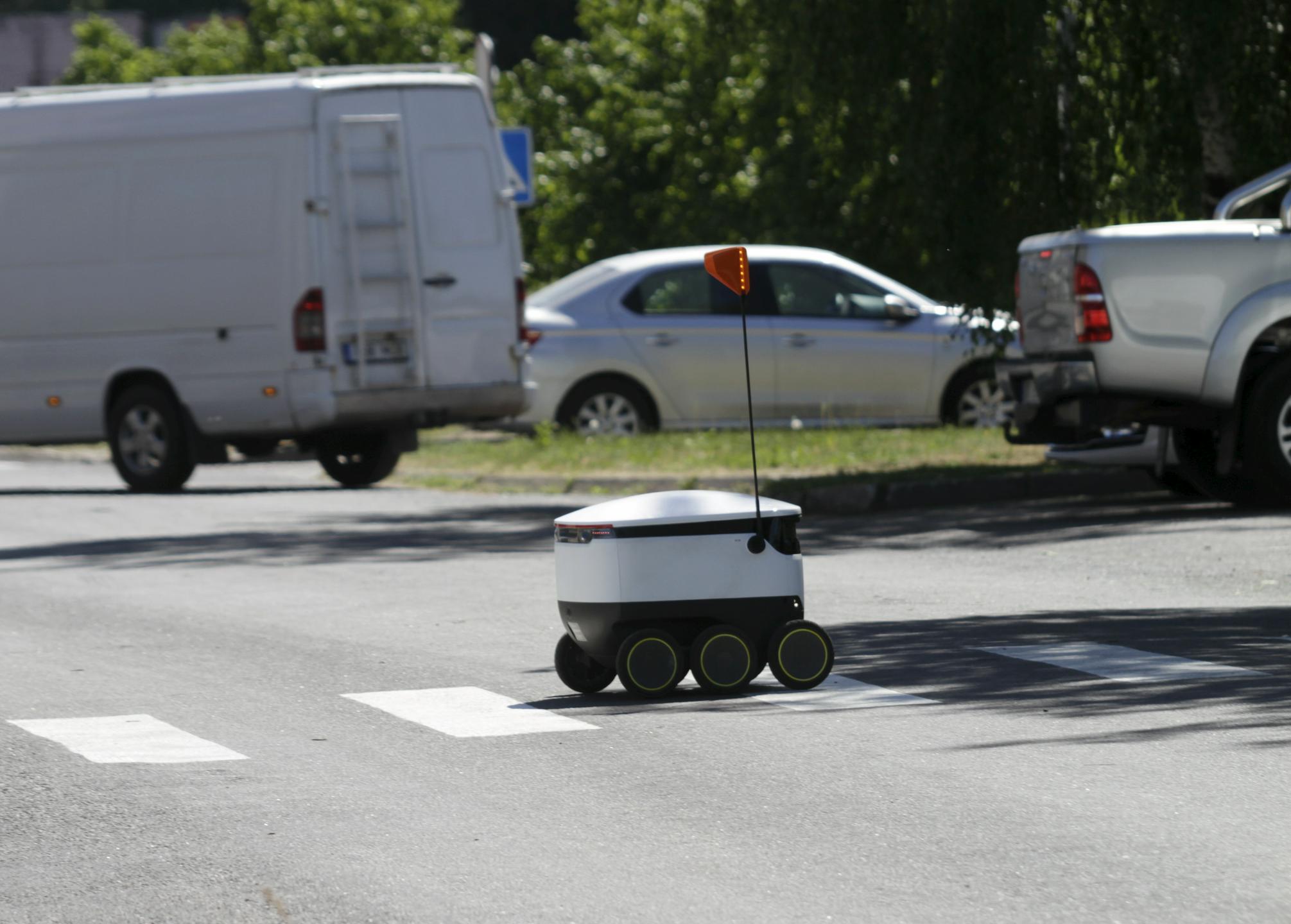 V Estoniji dostavni robot povzročil nesrečo in pobegnil s kraja dogodka