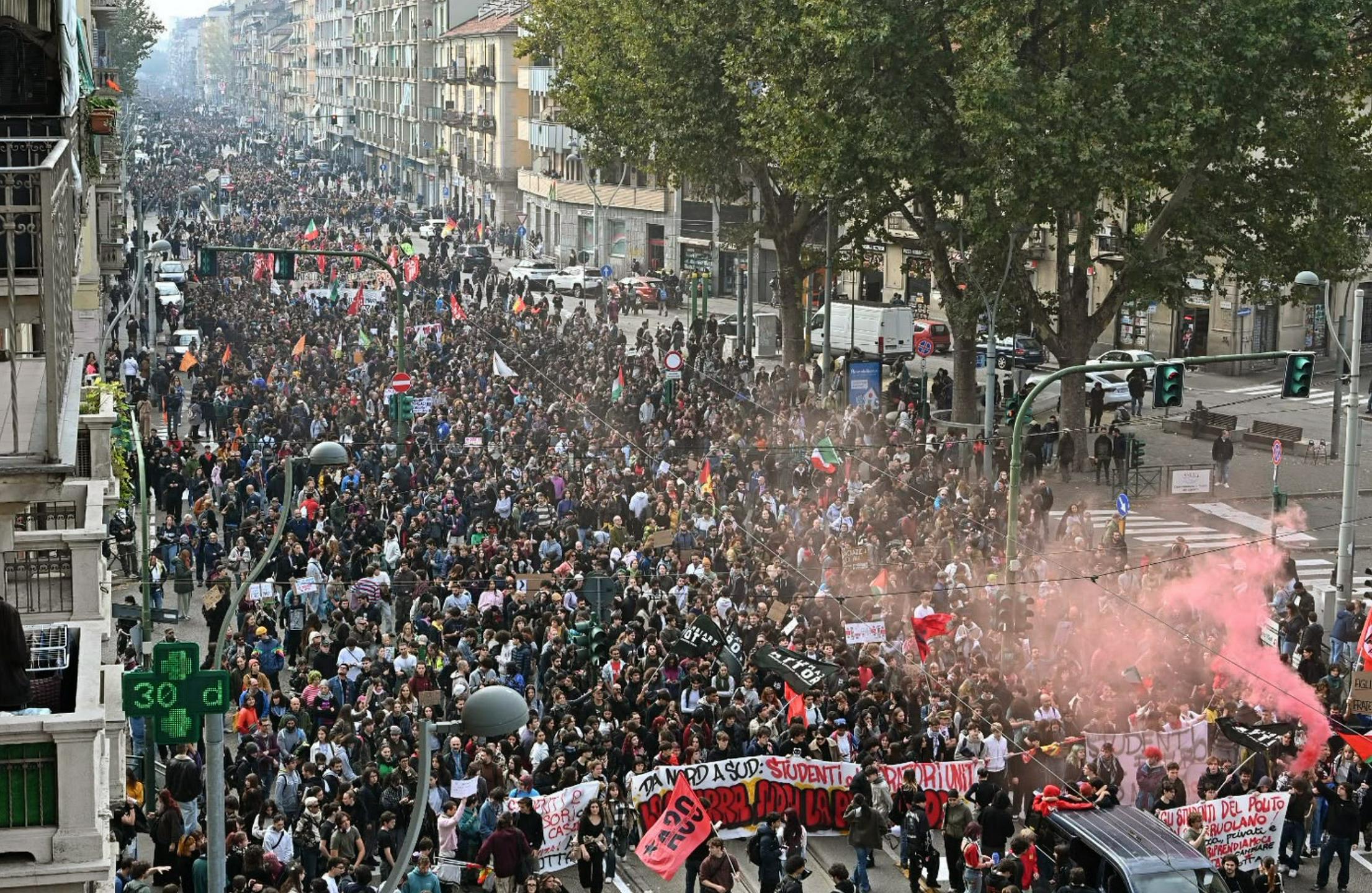 V Italiji stavke in protesti zaradi naraščajočih življenjskih stroškov in izdatkov za orožje