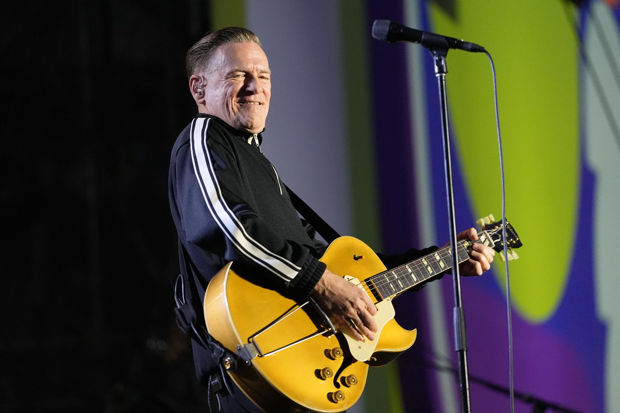 Bryan Adams v pesmi posredno (spet) skritiziral Trumpa