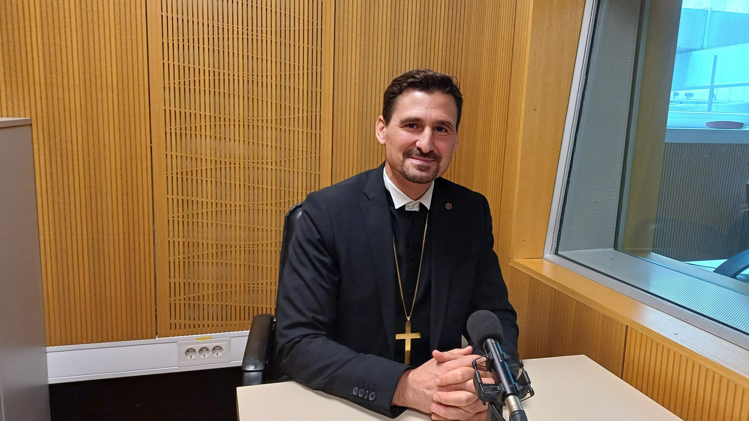 Evangeličanski škof Erniša: Čeprav je minilo 500 let, se mora Cerkev še vedno postavljati za človeka