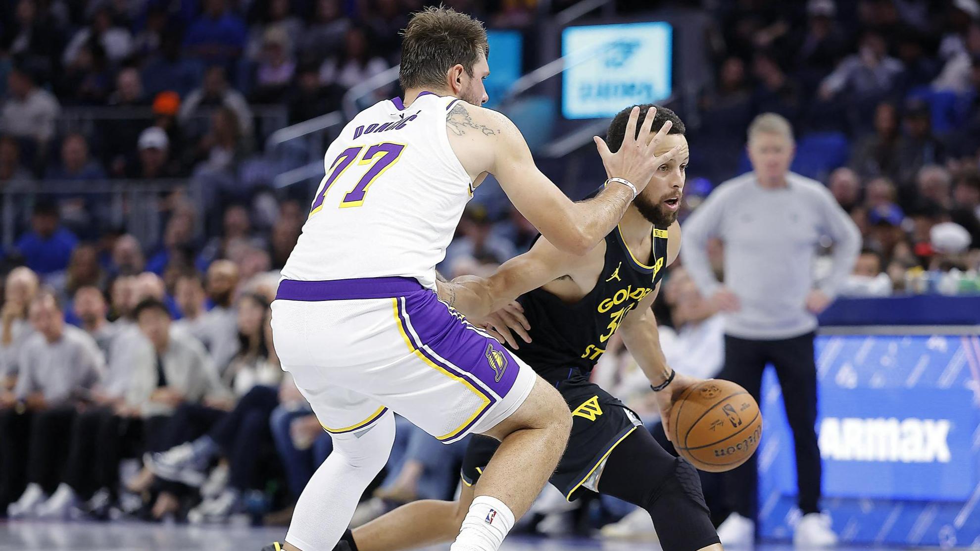 Curry na vrtiljaku zavrtel Dončića, ki je padel na tla: 