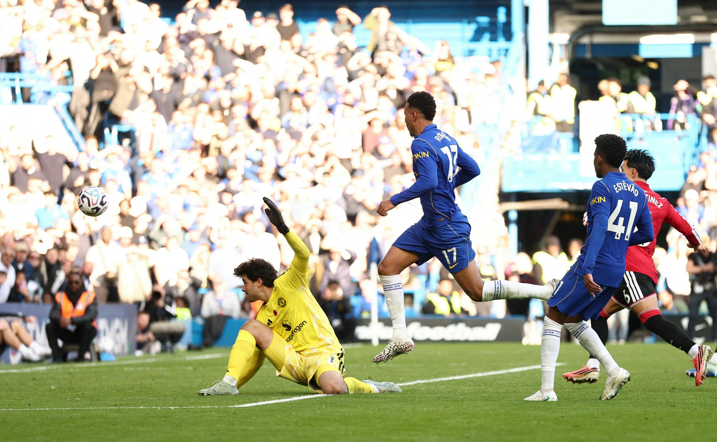 Ob 13.30: Chelsea − Manchester United 1:0 (Rogers 49.)