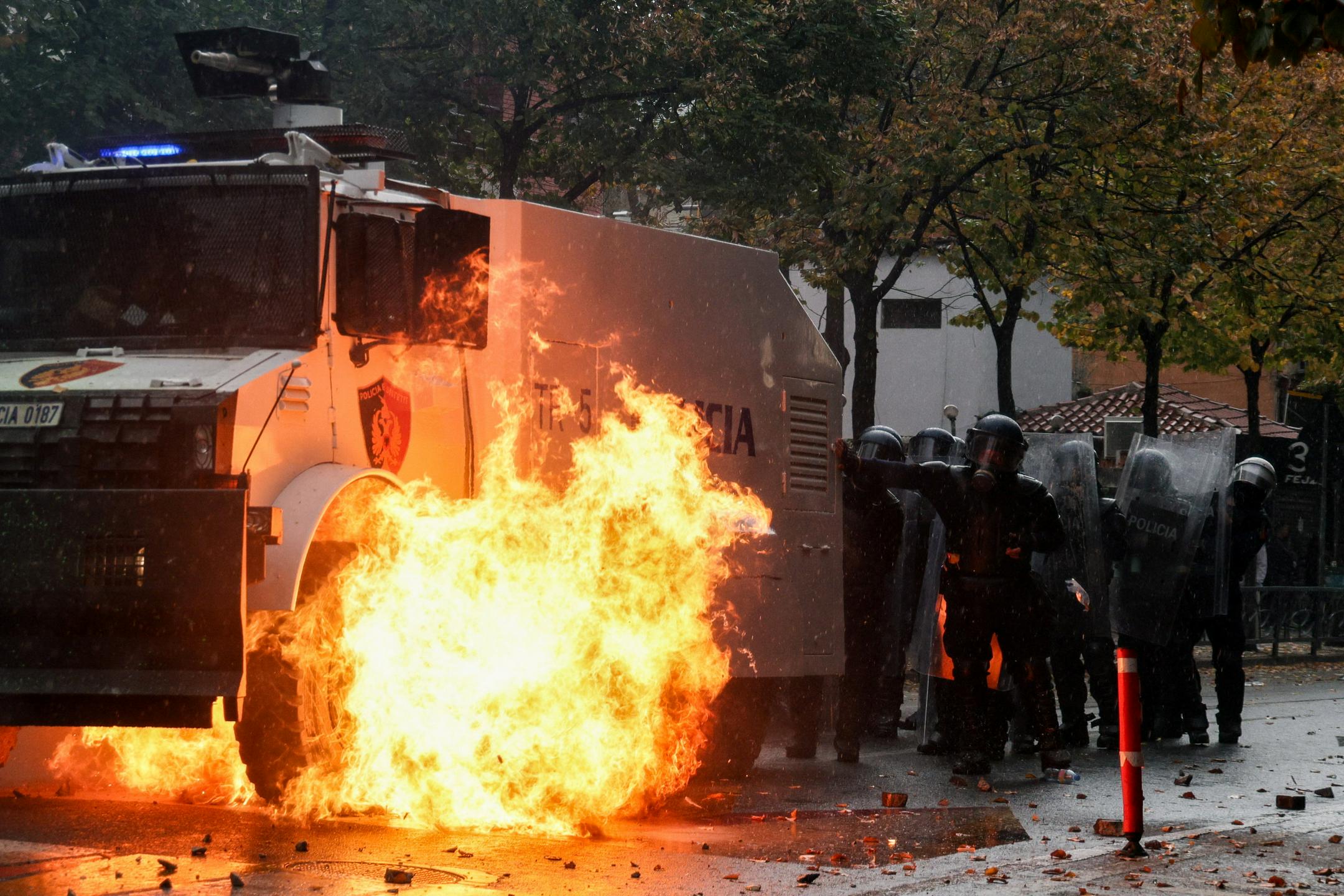 V Tirani potekali novi protivladni protesti. Prišlo je do incidentov.