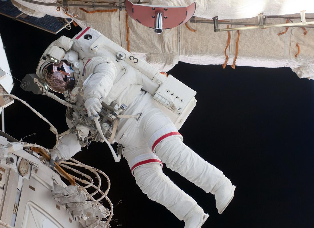 Kako si astronavti v vesoljski ladji umivajo roke?