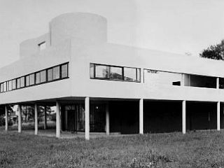 Vila Savoye velja za vrhunski izkaz Le Corbusierove arhitekturne teorije kot tudi za vrhunec modernistične lepote. Resnici na ljubo pa lastnikom ni prenesla veliko veselja. Streha je zamakala, v nekaj mesecih pa so se pojavile še nekatere druge napake. Foto: EPA