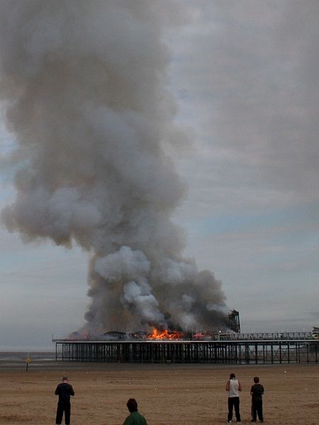 Pred nekaj dnevi je požar prizadel zgodovinski pomol Grand Pier v Weston-super-Maru. Foto: EPA