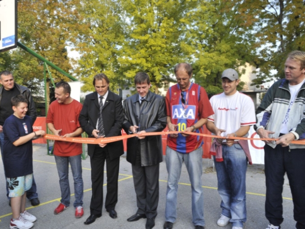 Slavko Kotnik, raper Zlatko, Jani Möderndorfer, Esad Babačić, Jure Košir, Gregor Golobič so sodelovali pri slavnotnemu prerezu traku.