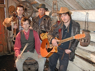Skupino sestavljajo Rajko Simčič (vokal), Tomaž Hočevar – Fric (kitara, mandolina, vokal), Aleš Žvanut (baskitara, vokal) in Omar Karali (bobni). Foto: Country banda