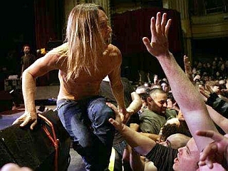 Iggy Pop je še v odlični formi: 60. rojstni dan je praznoval tako, da se je na koncertu vrgel v publiko. Foto: Reuters