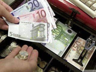 V Sloveniji je prevelika obremenitev plač z davki in prispevki, višina minimalne plače je prenizka. Zato so ob dvigu minimalne in drugih plač potrebne sistemske spremembe, pravijo sindikati. Foto: EPA