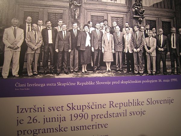 Prva slovenska skupščina izvoljena na večstrankarskih volitvah je  25. junija razglasila Temeljno listino o samostojnosti in neodvisnosti Slovenije in njeno samostojnost. Foto: MMC RTV SLO