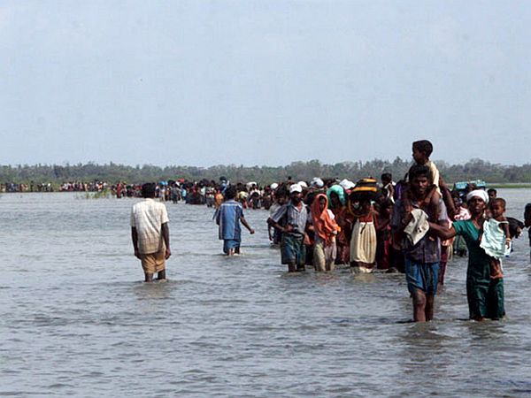 Civilisti množično bežijo z vojnega območja na severu Šrilanke. Foto: EPA