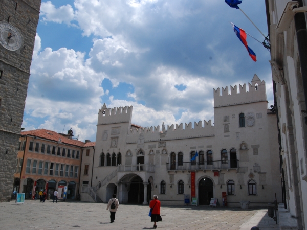 Po Titu se danes imenuje še kar nekaj slovenskih ulic in trgov, med njimi glavni koprski trg. Foto: MMC RTV SLO