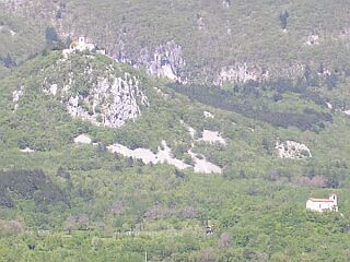 Marijina cerkev (levo) kraljuje na skalnati pečini nad dolino. Foto: RTV SLO