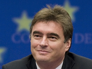 Minister Zver je obljubil, da bodo  spoštovali odločitev vrhovnega sodišča, a mu  je žal vseh učiteljev, ki ne bodo mogli napredovati. Foto: www.eu2008.si