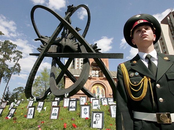 V spomin na žrtve Černobila 22 let pozneje še vedno prirejajo spominske slovesnosti. Foto: EPA