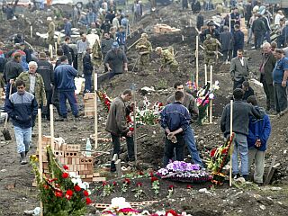 V Beslanu so morali urediti novo pokopališče za žrtve tragedije v šoli.