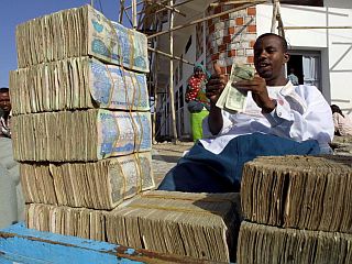 Za razliko od somalijske prestolnice Mogadiš, kjer na ulicah mrgoli oboroženih ljudi, so ulice v Hargeisi polne trgovcev in menjalcev denarja. Foto: EPA