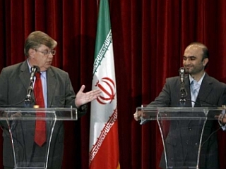 Predstavnik IAEA Olli Heinonen in iranski pogajalec Javad Vaeidi sta pred dnevi uskladila načrt dejavnosti inšpektorjev. Foto: EPA
