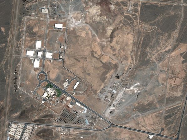 Iran bo začel uran bogatiti v Natanzu, napovedali pa so, da bodo v roku enega leta zgradili še deset novih objektov za bogatenje jedrskega goriva. Foto: EPA
