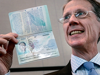 Države članice Unije morajo z izdajo biometričnih potnih listin druge generacije začeti do 28. junija. Foto: Reuters