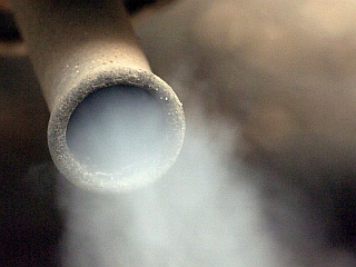 K onesnaženju veliko prispevajo izpušni plini vozil. Foto: EPA