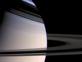 Enceladus je ena od okoli 60 lun, ki krožijo okoli Saturna. Foto: EPA