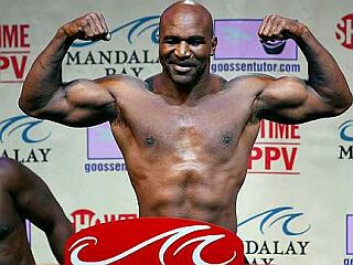 Evander Holyfield je v Las Vegasu odvzel naslov Tysonu. Foto: EPA
