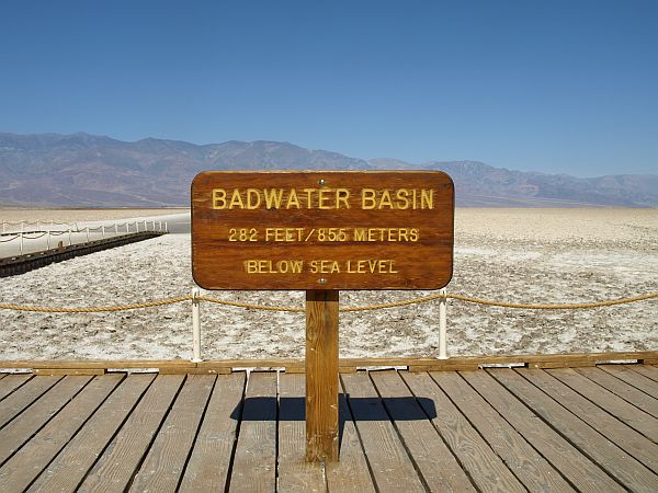 Oznaka pri bazenu, verjetno najbolj obiskan kraj v Dolini smrti, ni najnižja točka kotline Badwater, ta se nahaja nekaj kilometrov proti zahodu in njen položaj se ves čas spreminja. Foto: MMC RTV SLO/Alenka Klun